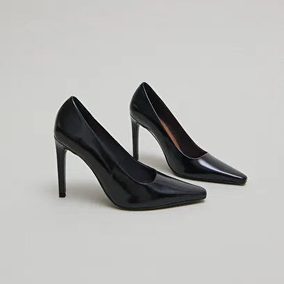 Pointed-toe pumps in black glazed leather