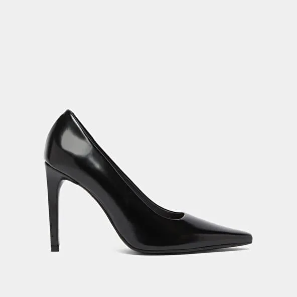 Pointed-toe pumps in black glazed leather