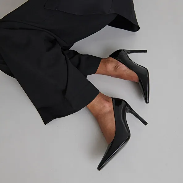 Pointed-toe pumps in black glazed leather