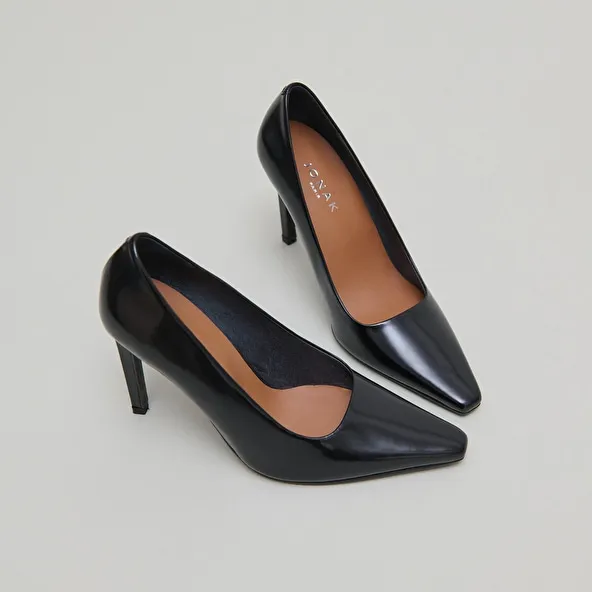 Pointed-toe pumps in black glazed leather