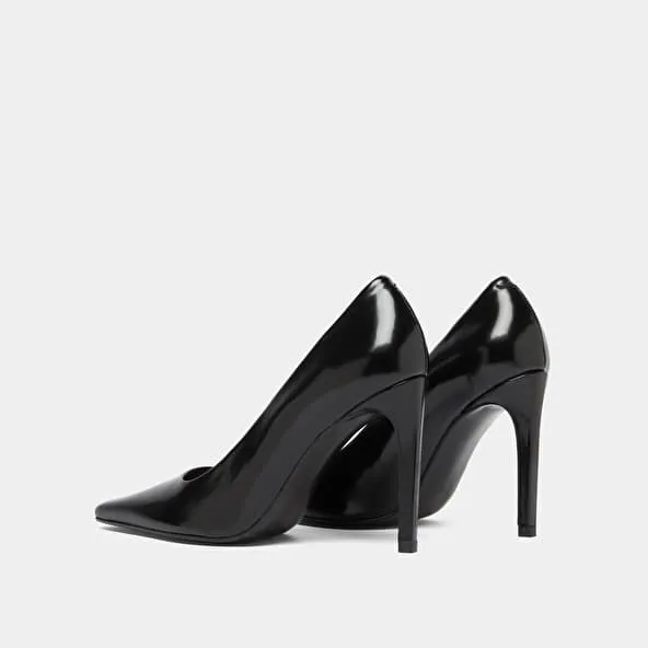 Pointed-toe pumps in black glazed leather