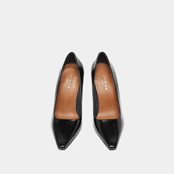 Pointed-toe pumps in black glazed leather