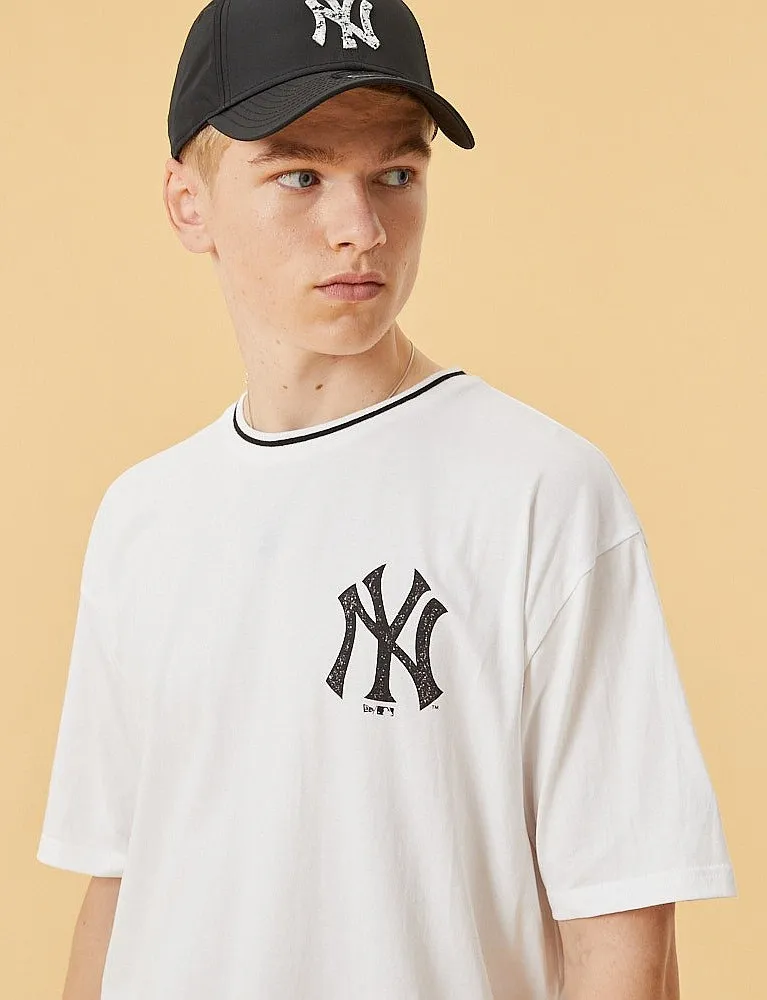 T-Shirt New Era Distressed Graphic Oversize MLB New York Yankees - White - men´s